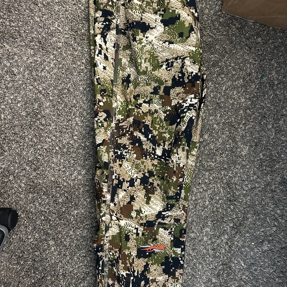 Woman’s Sitka lightweight rain pants medium - Picture 2 of 2